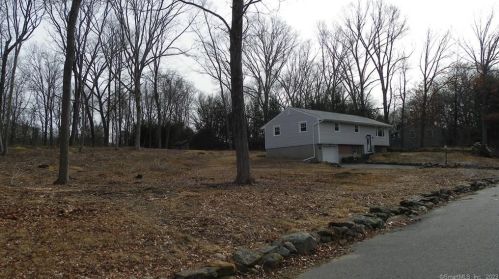 8 Oak Dr, East Hampton CT  06447-1133 exterior