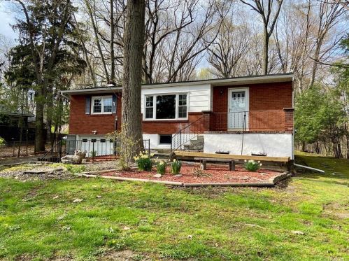 64 Chestnut Ln, Newburgh, NY 12550-2011