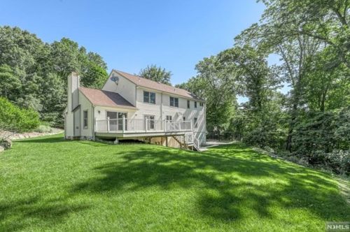 846 Hillside Ave, Franklin Lakes, NJ 07417-1461