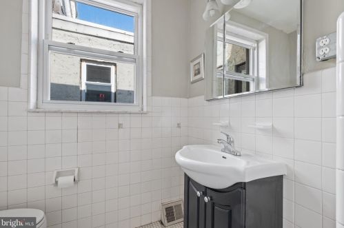 1424 Jackson St, Philadelphia PA 19145-3617 exterior