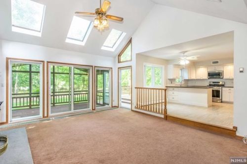 2 Sparrowbush Rd, Mahwah NJ  07430-1525 exterior