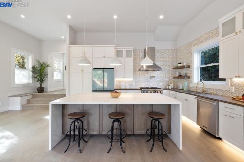 5926 Dover St, Oakland CA  94609-1426 exterior