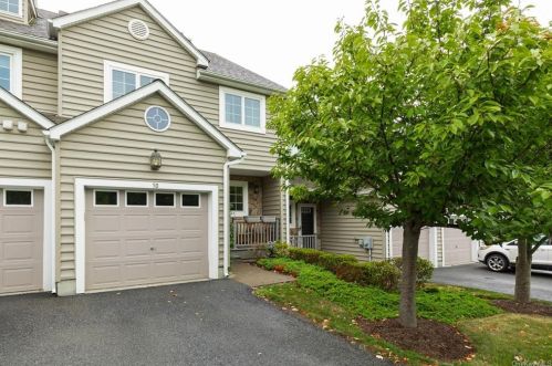 10 Rolling Ridge Rd, Hyde Park, NY 12538-3530