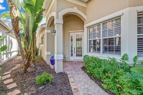372 Mallory Ct, Naples, FL 34110-7042