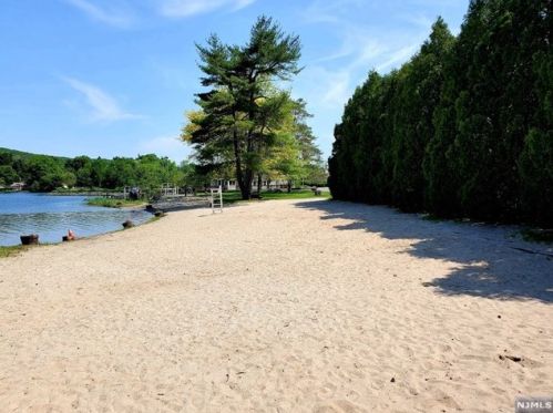 3 Willow Ln, West Milford Lakes NJ  07480-1334 exterior