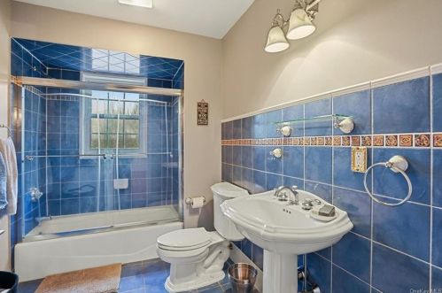 4 Fountayne Ct, Washingtonville NY  10992-1001 exterior