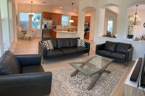 4473 Fox St, Orlando, FL 32814-6068