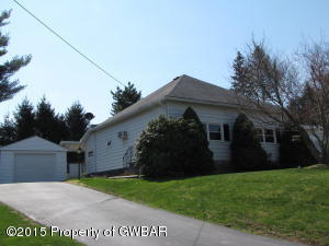 8 Shaver Ave, Dallas, PA 18612-9004