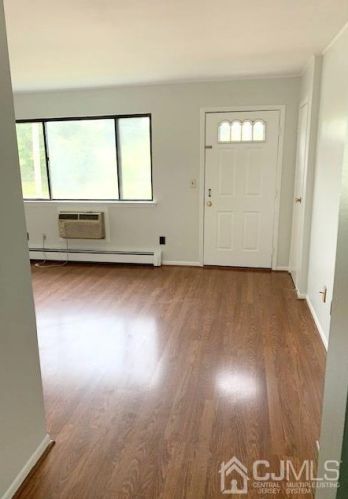 1338 Cricket Ln, Woodbridge NJ  07095-4404 exterior