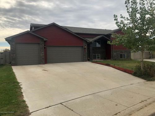 1952 Canyon Dr, Dickinson, ND 58601-6529