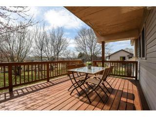 672 Overhill Rd, Saint Paul, MN 55123-3027