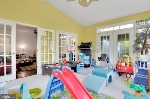 357 Locust Grove Dr, Purcellville VA  20132-3285 exterior