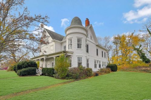 1982 Main Rd, Laurel, NY 11948-1300