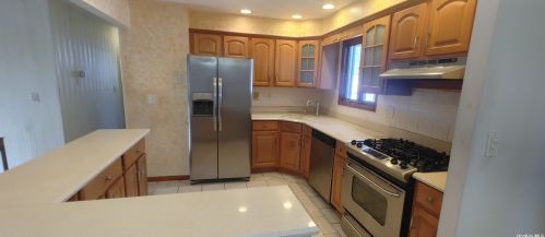 7 Henry Ave, South Setauket, NY 11720-3333