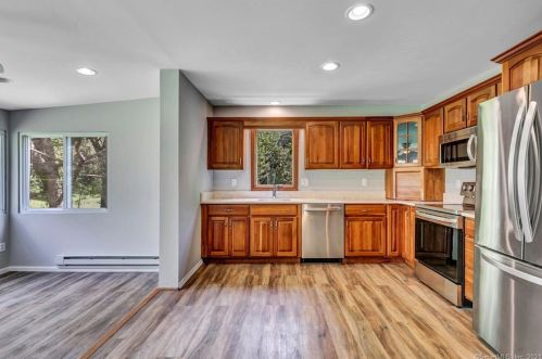 8 Meadow Ln, Lyme, CT 06371-1706