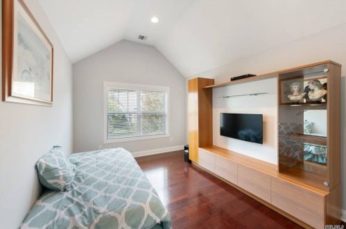 33 Concerto Ct, Eastport NY  11941-1628 exterior