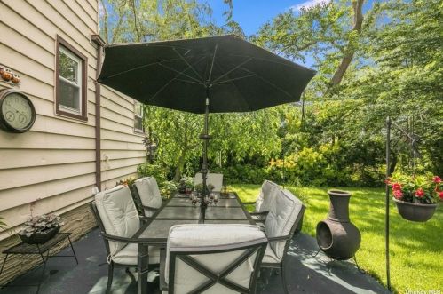 7 Parkview Cir, Bethpage NY  11714-2309 exterior