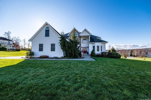 6 Arbor Ct, New Hamburg, NY 12590-7076