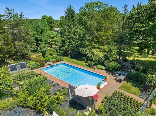 1992 Sound Ave, Baiting Hollow, NY 11933-1040