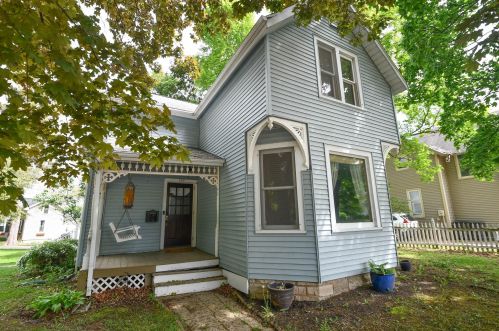 359 Oakwood Ave, Oconomowoc, WI 53066-2879
