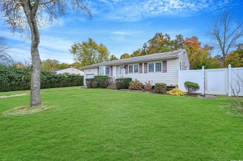 4 Amfer Ct, Bayshore, NY 11706-3313