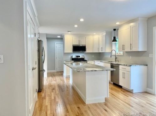 1200 Cornerstone Ct, Cheshire CT  06410-1860 exterior