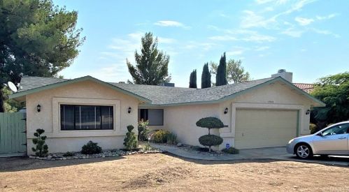 13947 Arrowhead Dr, Victorville, CA 92395-4905