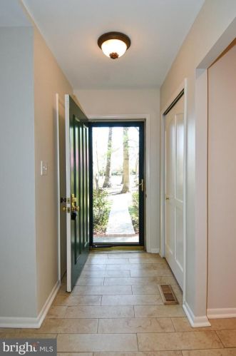 2028 Swans Neck Way, Herndon, VA 20191-4031