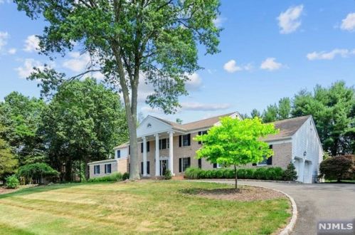 978 Briarwoods Rd, Franklin Lakes, NJ 07417-1129