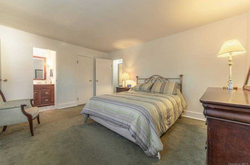 4 Brunswick Dr, Elwood NY  11731-5405 exterior