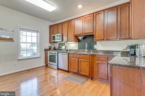 2998 Chinkapin Oak Ln, Woodbridge VA  22191-7514 exterior