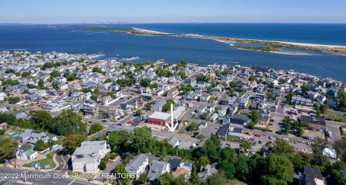 39 Shore Dr, Monmouth Hills NJ  07732-1027 exterior