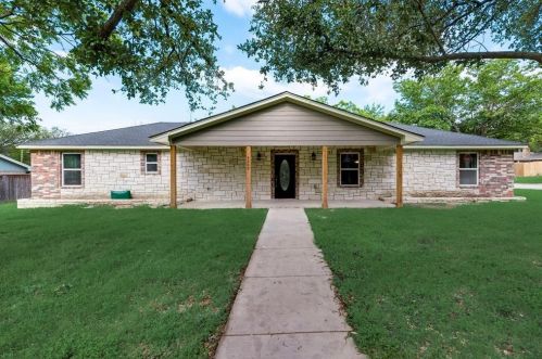 3900 Sundown Dr, Fort Worth, TX 76116-7690