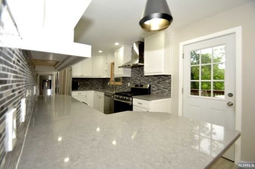 69 Mcnomee St, Oakland NJ  07436-2608 exterior