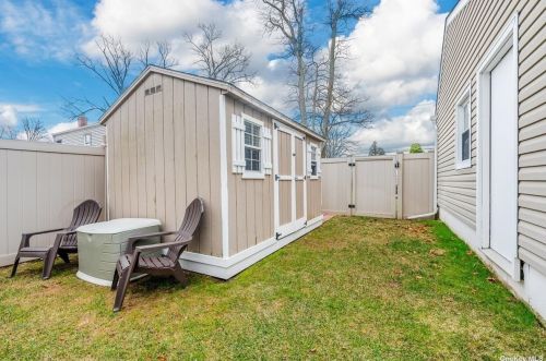 372 5 St, North Lindenhurst NY 11757-1149 exterior