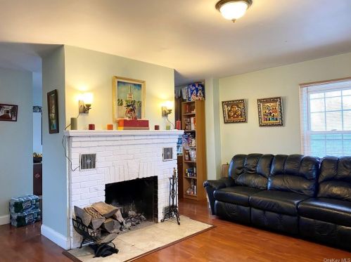 11 Boniello Dr, Mahopac, NY 10541-2810