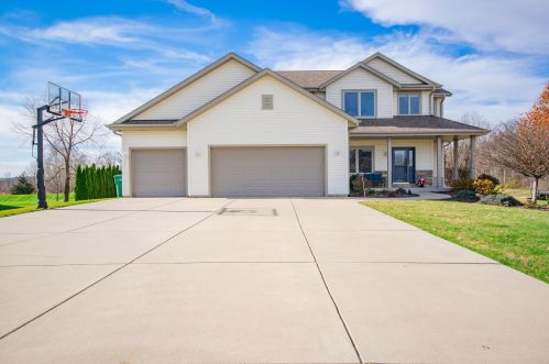 7435 Werner Rd, West Bend, WI 53090-8668