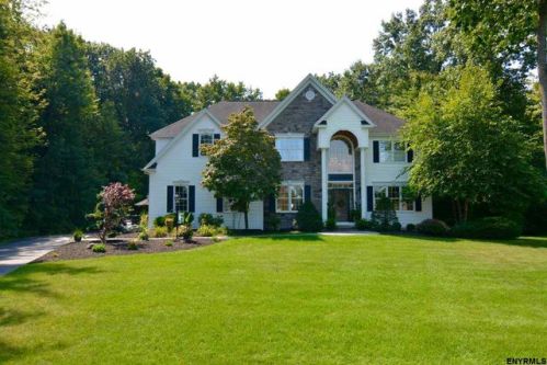23 Eleanor Ct, Mechanicville, NY 12118-3632
