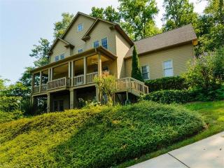 101 Red Cedar Ln, Asheville, NC 28803-5011