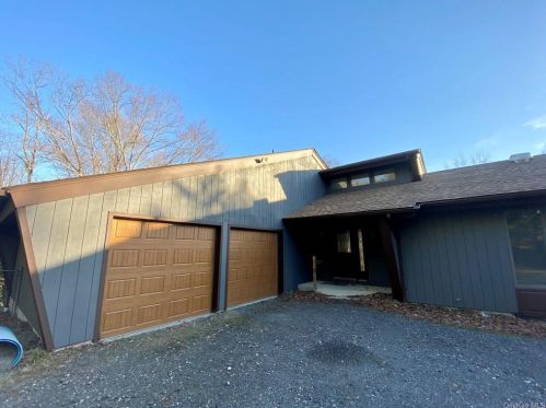 32 Pleasant View Rd, Pleasant Valley, NY 12569-7214
