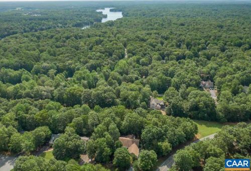 1 Bearwood Dr, Bybee, VA 22963-2842