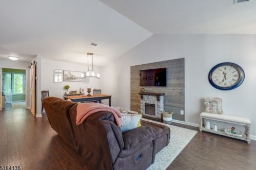 40 Augusta Dr, Annandale NJ  08801-1607 exterior