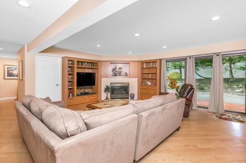 22 Stonywell Ct, Huntington Station NY  11746-5423 exterior