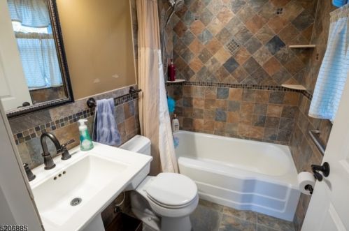 22 Crag Pl, Skyline Lakes NJ  07456-1814 exterior