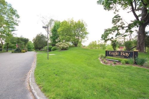 701 Eagle Bay Dr, Crotonville NY  10562-2372 exterior