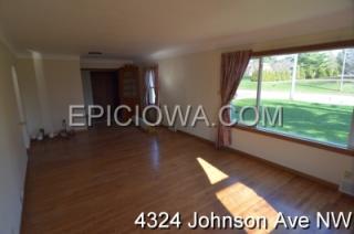 4324 Johnson Ave, Cedar Rapids IA  52405-4216 exterior