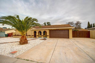 3840 Woodridge Dr, Glendale, AZ 85308-4226