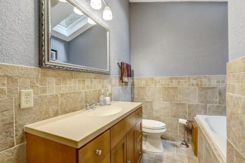 5237 20th St, Milwaukee WI 53233-2548 exterior