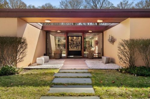93 Louises Ln, New Canaan CT  06840-2121 exterior