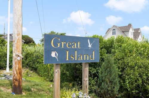 11 Scallop Shell Rd, South Kingstown, RI 02882-5354